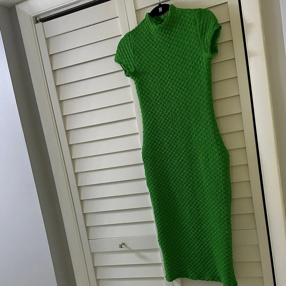 Elegant Green Knit Midi Dress - Picture 3 of 3
